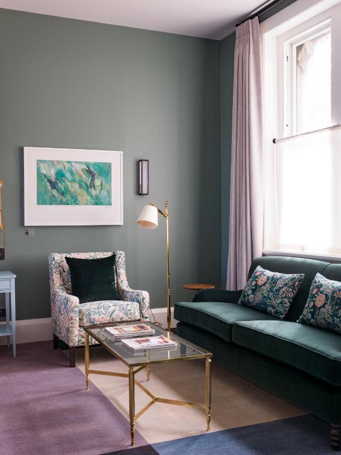 The Observatory Hotel Christchurch Buitenkant foto A living room with a green sofa