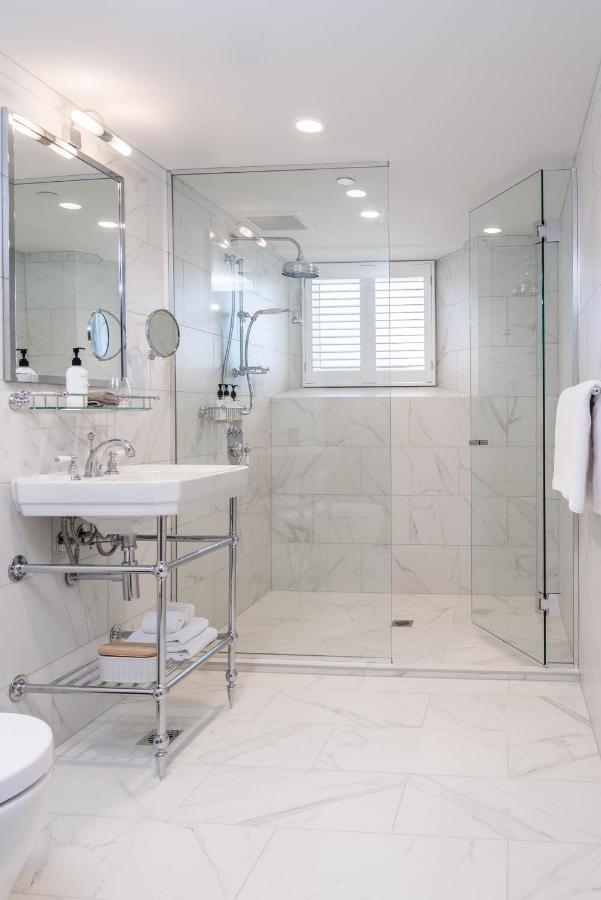 The Observatory Hotel Christchurch Buitenkant foto A shower with a sliding door