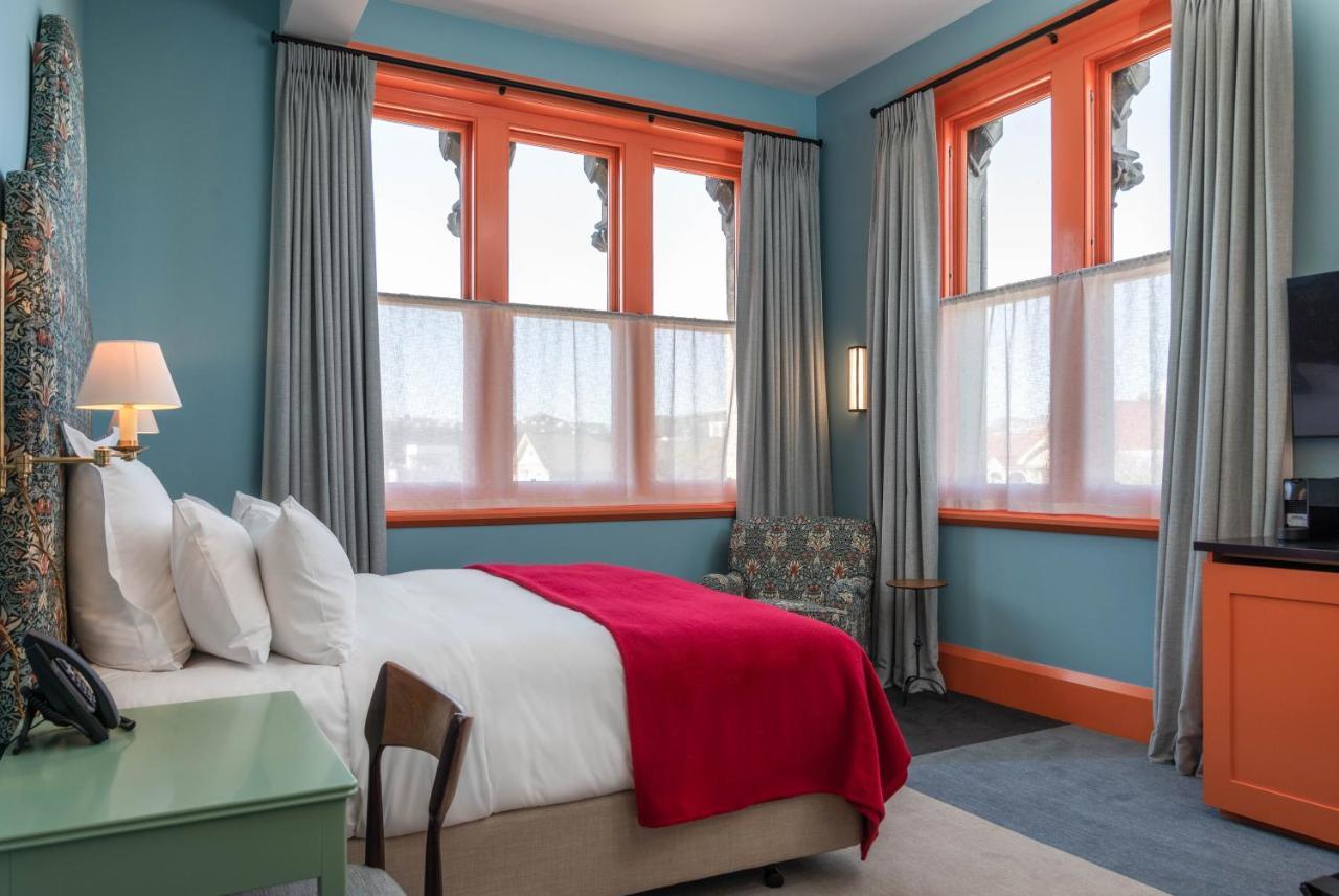 The Observatory Hotel Christchurch Buitenkant foto A guest room at Hotel Valencia