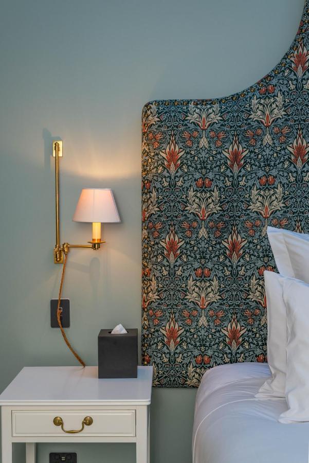The Observatory Hotel Christchurch Buitenkant foto Curtain in the bedroom of a suite at the Hotel Axelmannstein