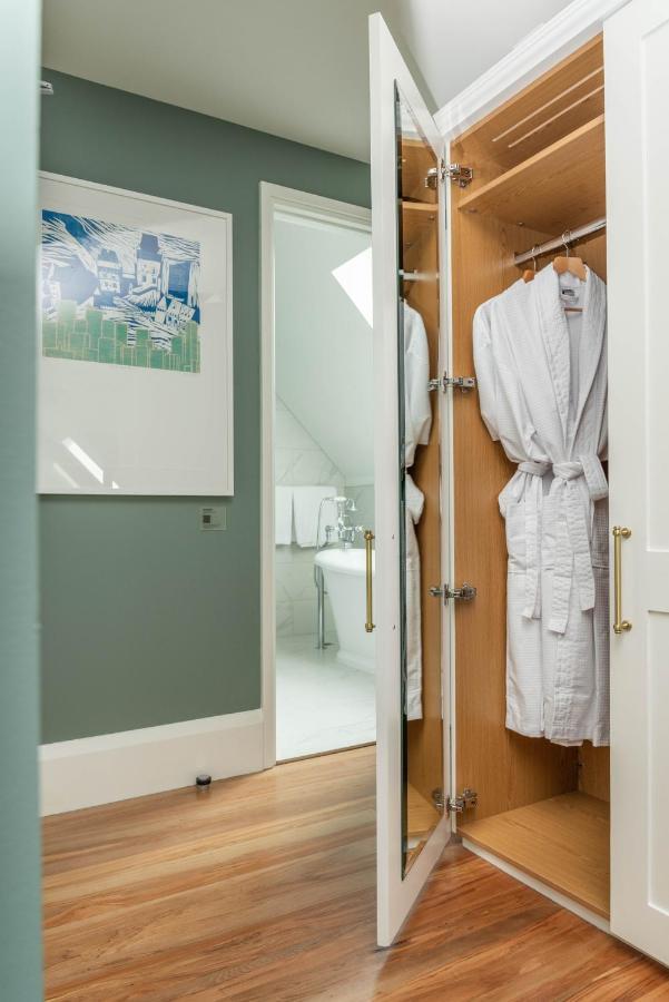 The Observatory Hotel Christchurch Buitenkant foto A bathrobe hanging on a door